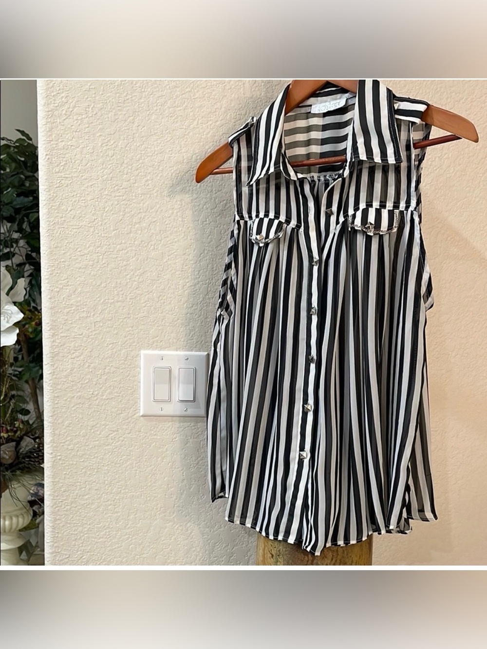 TOSKA Black & White Striped Sleeveless blingy Top Button frt pockets SZ M NWOT